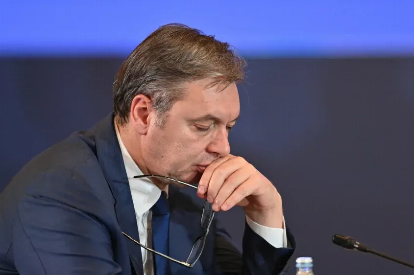 Vučić putovao 20 sati „jer mu je pozlilo“ – Da li je ovo najveći politički blef decenije?