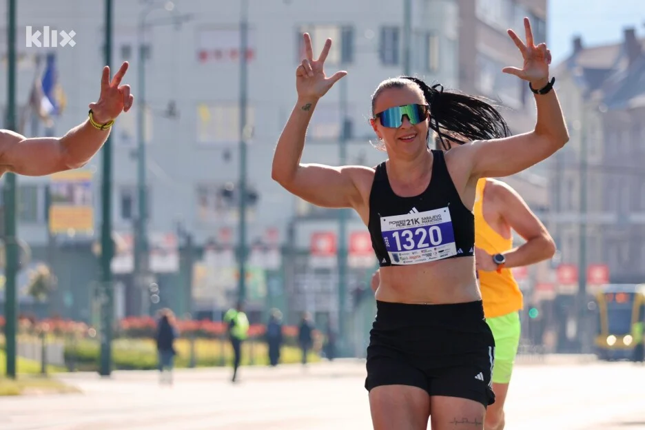 Srbijanska atletičarka izazvala reakcije pokazivanjem tri prsta na maratonu u Sarajevu
