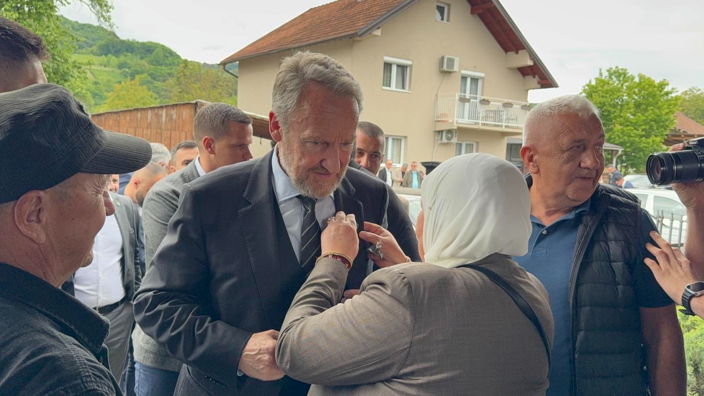 Kolektivna dženaza u Bratuncu: Ukopani posmrtni ostaci šest bošnjačkih žrtava iz 1992. godine