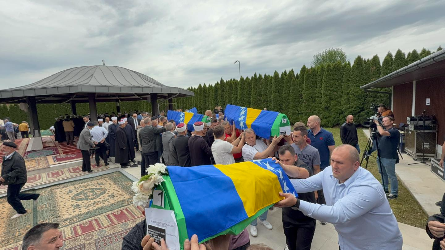 Kolektivna dženaza u Bratuncu: Ukopani posmrtni ostaci šest bošnjačkih žrtava iz 1992. godine