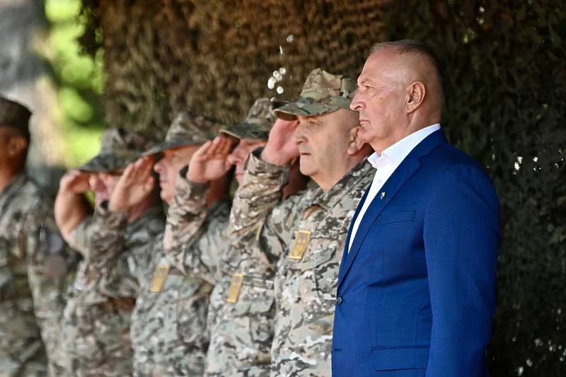 HELEZ POSLAO PORUKU VIŠKOVIĆU I GENERALIMA IZ RS: Nećete ući u kasarnu...