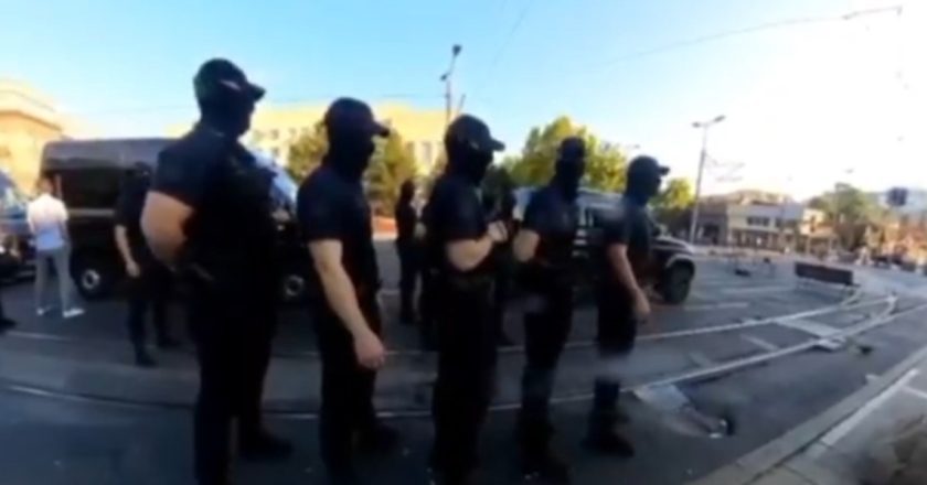 Snimak iz Beograda izazvao buru: Policajci s fantomkama upućivali seksističke komentare tokom protesta (VIDEO)