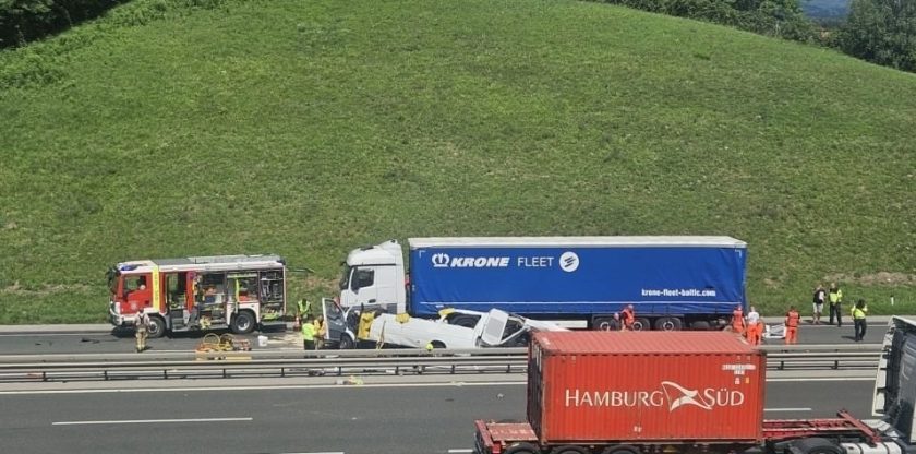 Teška nesreća na Štajerskom autoputu: Pet osoba poginulo, saobraćaj potpuno obustavljen