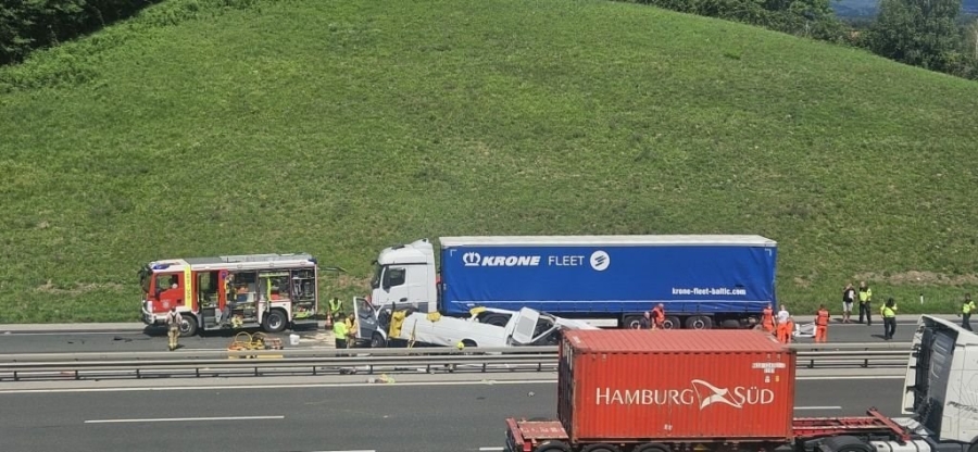 Teška nesreća na Štajerskom autoputu: Pet osoba poginulo, saobraćaj potpuno obustavljen