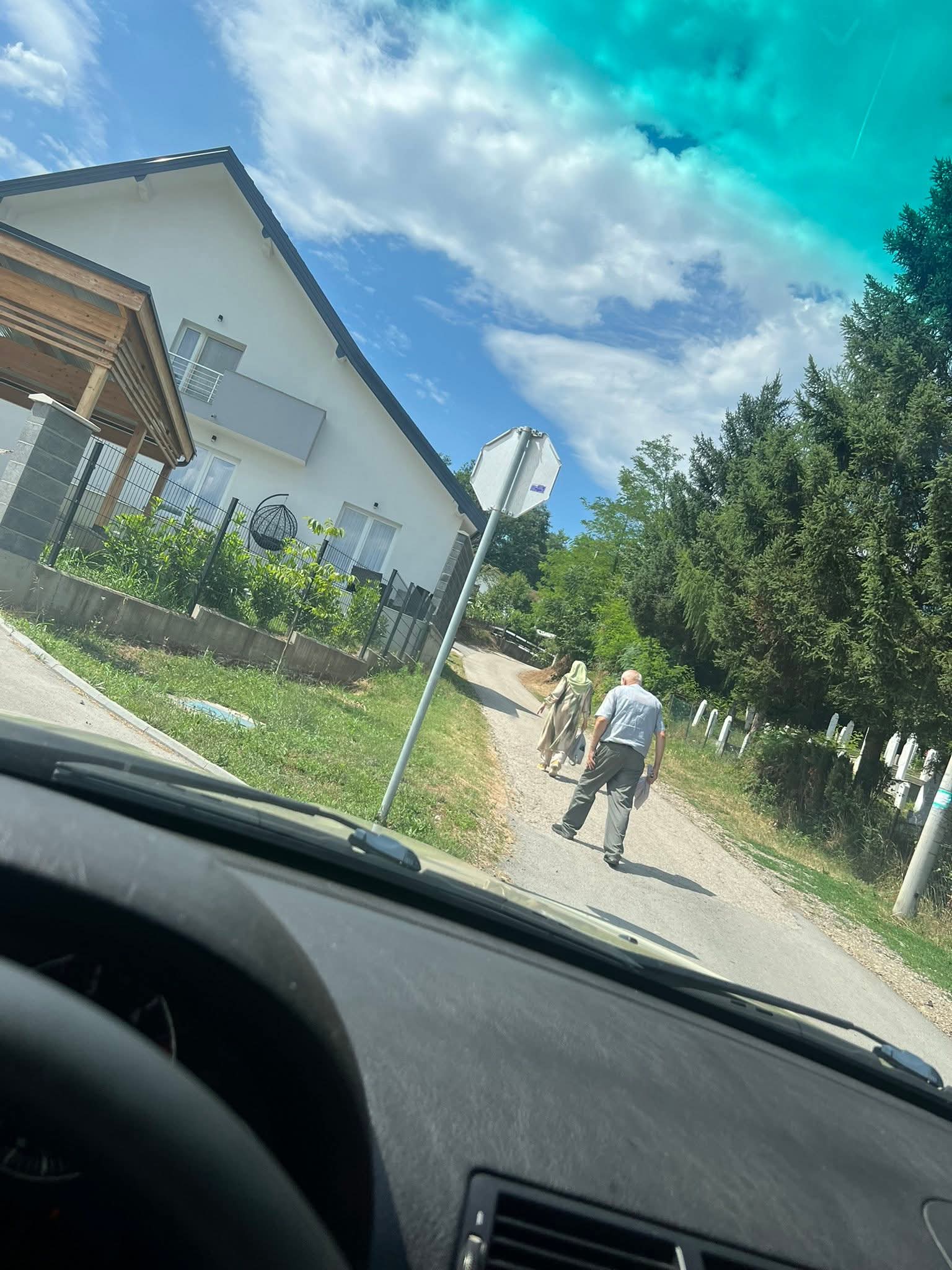 DIRLJIV GEST MLADIĆA IZ TUZLE: Ajdin Jolda povezao stariji par koji je satima čekao autobus na suncu