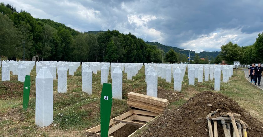 U Potočarima završne pripreme za kolektivnu dženazu žrtvama genocida: Otac uz sina, brat uz brata