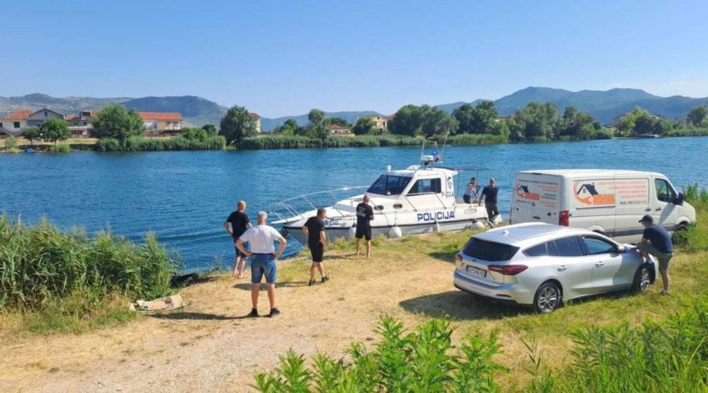 TRAGEDIJA KOD METKOVIĆA: Jedan mrtav, za drugim se traga – Gliser se zabio u nešto u rijeci, treći muškarac se spasio u posljednji tren