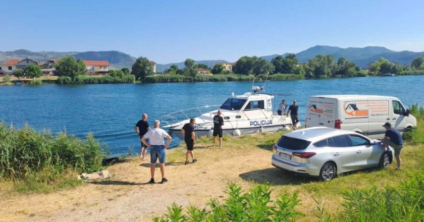 TRAGEDIJA KOD METKOVIĆA: Jedan mrtav, za drugim se traga – Gliser se zabio u nešto u rijeci, treći muškarac se spasio u posljednji tren