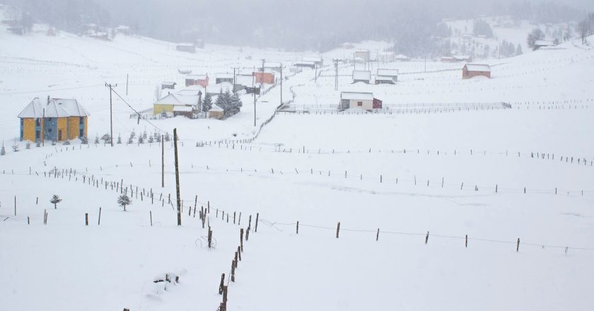 Snijeg usred ljeta: Turska pod bijelim pokrivačem dok Europa gori na rekordnim temperaturama