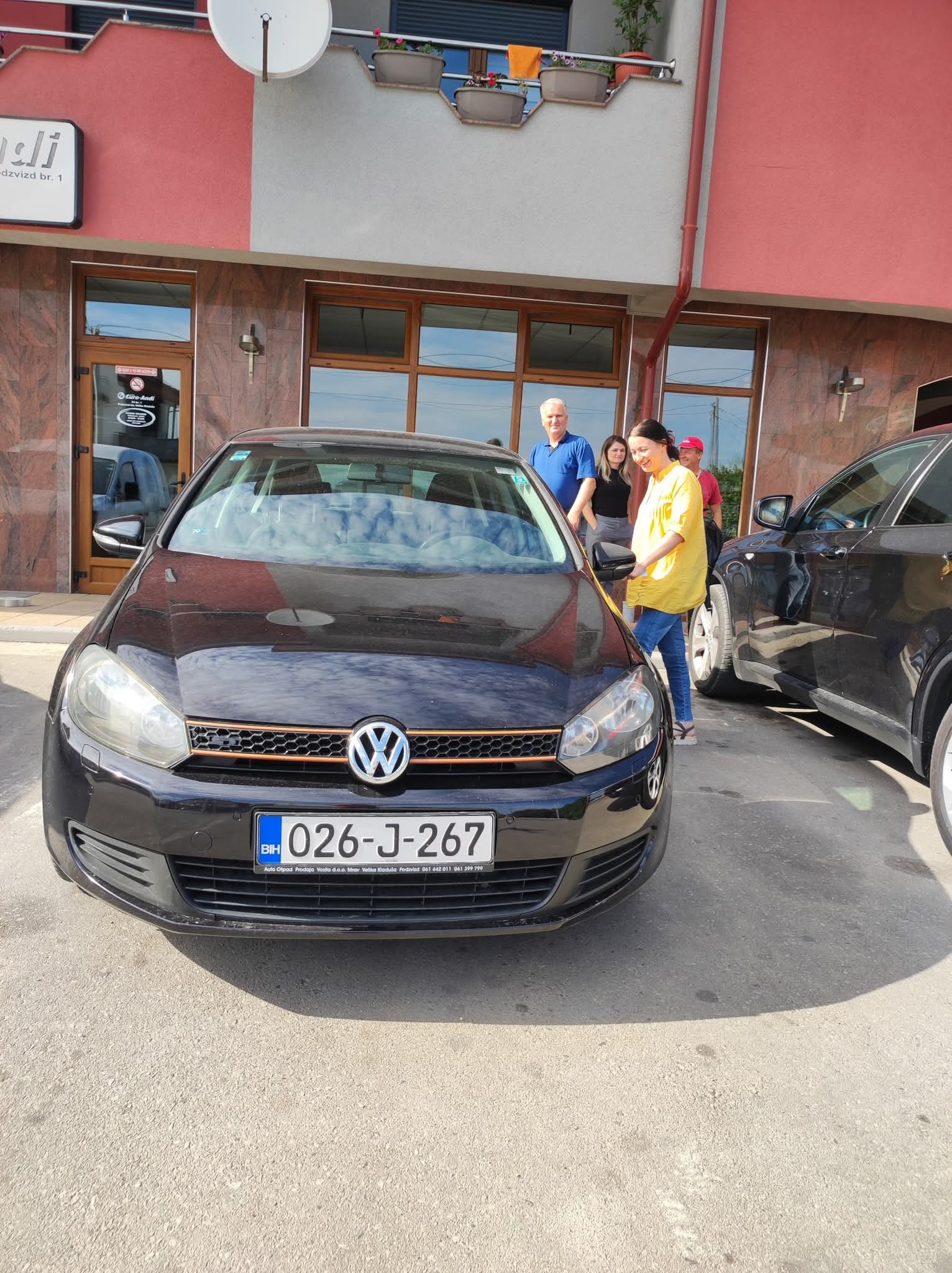 Direktor iz Visokog poklonio radnici Golfa za 20 godina vjernosti: "Emira je dio naše porodice"