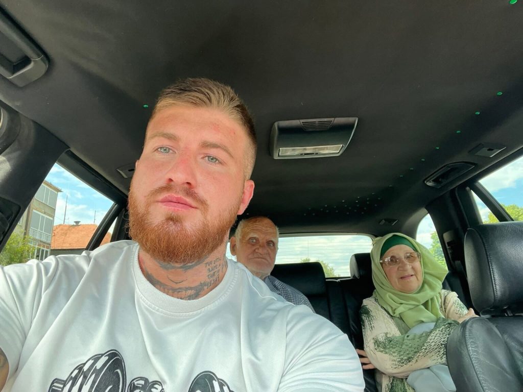 DIRLJIV GEST MLADIĆA IZ TUZLE: Ajdin Jolda povezao stariji par koji je satima čekao autobus na suncu