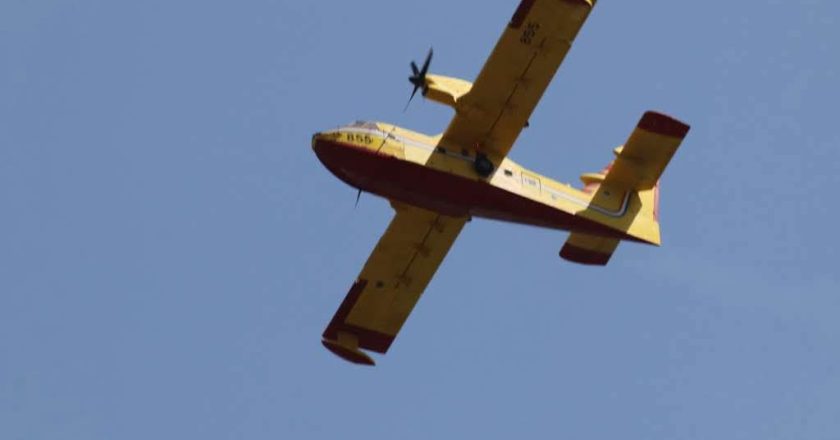 (VIDEO) Emotivni trenutak: Pogledajte reakciju vatrogasaca kad ih nadleti kanader pun vode!