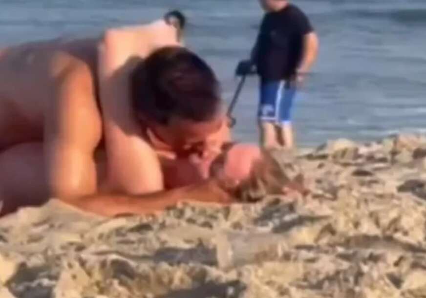 (VIDEO) Skandal na plaži: Par se prepustio strastima pred djecom, sve završilo haosom i polivanjem vodom