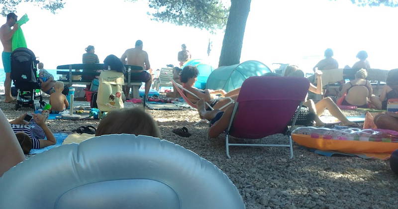 Drama na plaži u Hrvatskoj: Muškarac iz BiH preminuo u moru, tijelo ostavljeno dva sata ispod suncobrana