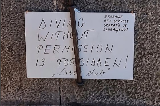 Mostar uvodi stroga pravila: Zabrana skakanja sa Starog mosta bez dozvole – turista povrijeđen nakon incidenta!