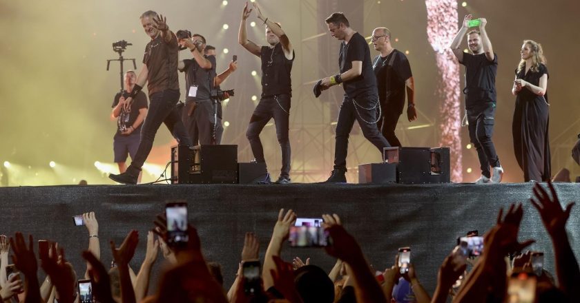 HRVATI SU ODUŠEVLJENI: Pogledaje kakvu obuću je nosio Thompson na koncertu