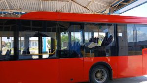 Kamenovan autobus sa srpskom djecom iz Brčkog u Srebreniku: Policija pokrenula istragu