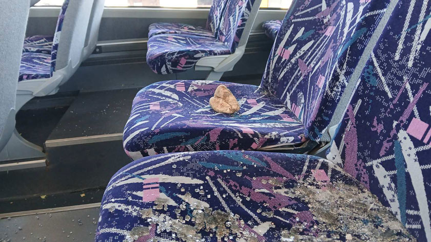 Kamenovan autobus sa srpskom djecom iz Brčkog u Srebreniku: Policija pokrenula istragu
