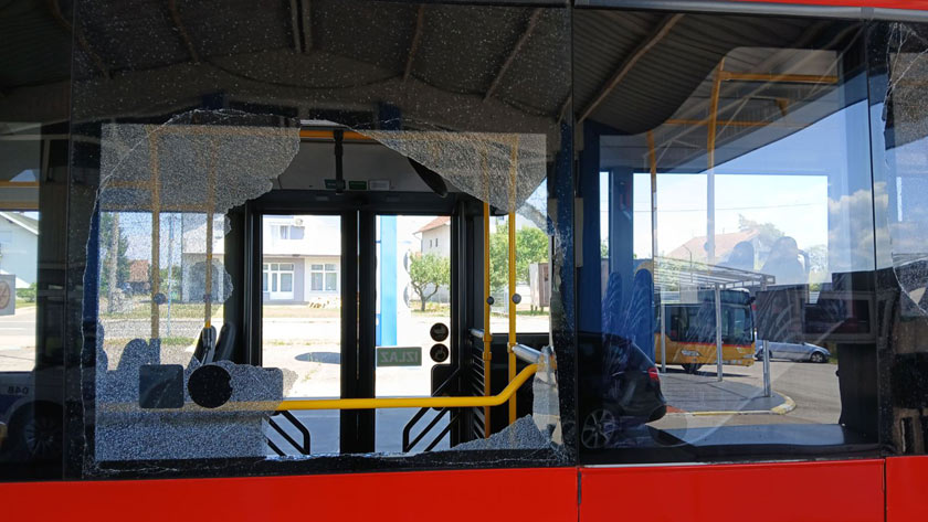 Kamenovan autobus sa srpskom djecom iz Brčkog u Srebreniku: Policija pokrenula istragu