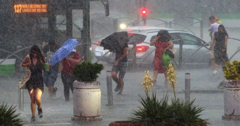 UDAR NEVREMENA PARALIZOVAO RUMUNIJU: Grad veličine jajeta, poplave nose kuće i ljude – dvije osobe poginule, u toku masovna evakuacija (FOTO + VIDEO)