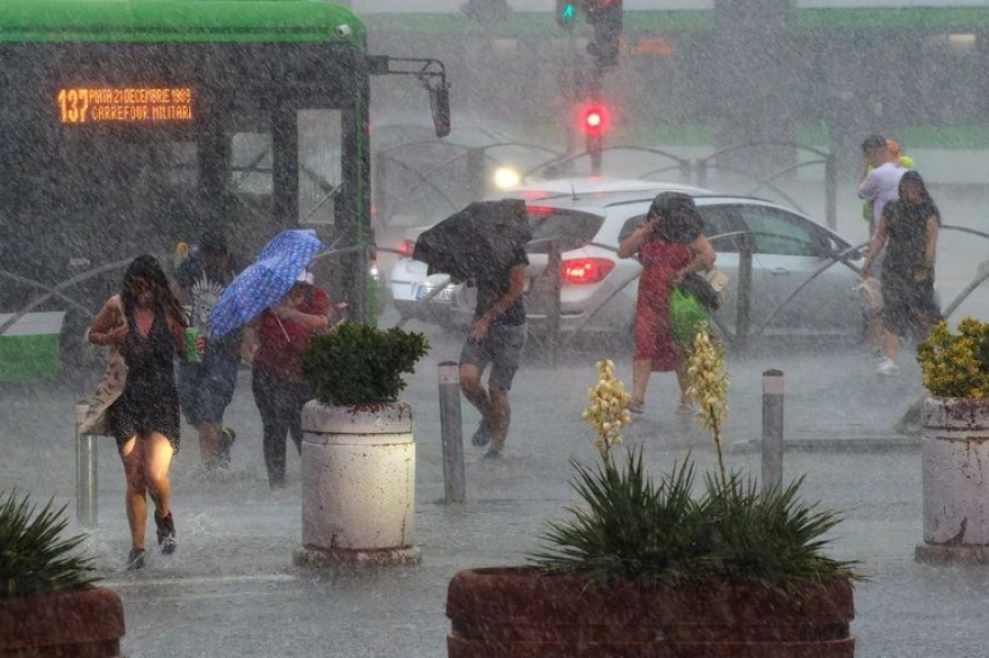 UDAR NEVREMENA PARALIZOVAO RUMUNIJU: Grad veličine jajeta, poplave nose kuće i ljude – dvije osobe poginule, u toku masovna evakuacija (FOTO + VIDEO)