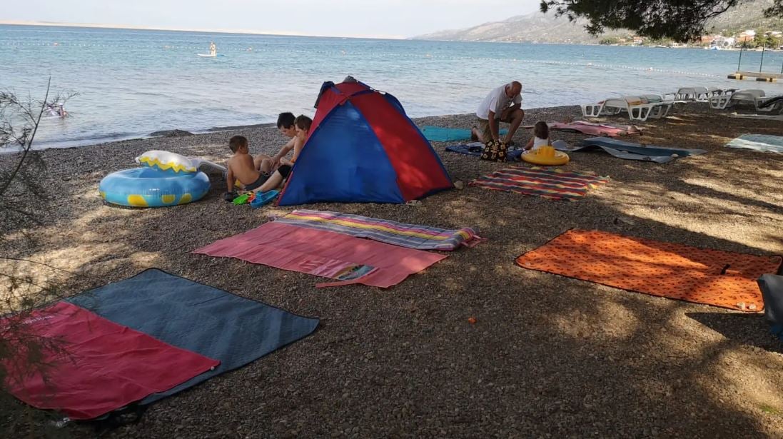 Fotografija s plaže u Hrvatskoj izazvala raspravu: 'Je li i vama ovo jadno?'