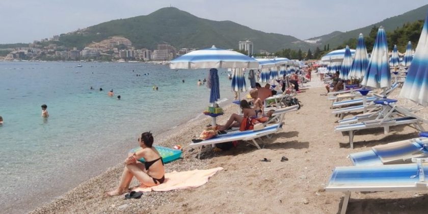 Turisti ogorčeni: U Crnoj Gori ležaljke po 25 eura, a u Grčkoj besplatne uz piće