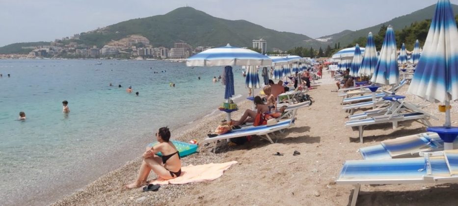 Turisti ogorčeni: U Crnoj Gori ležaljke po 25 eura, a u Grčkoj besplatne uz piće