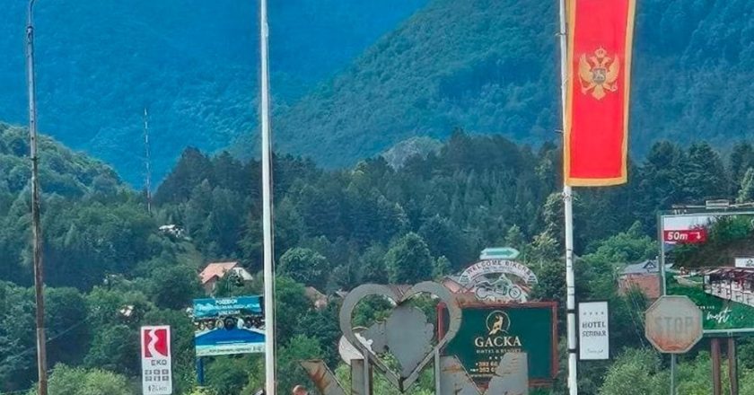 (VIDEO) Građani Mojkovca spriječili uklanjanje crnogorske zastave: “Ako treba, dežuraćemo”