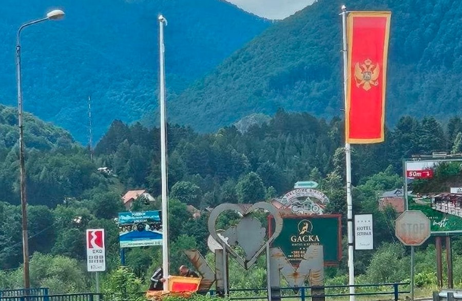 (VIDEO) Građani Mojkovca spriječili uklanjanje crnogorske zastave: "Ako treba, dežuraćemo"
