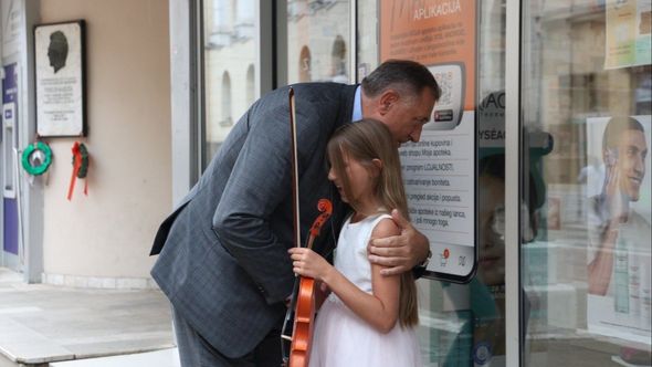 Dodik donirao 6.000 KM djevojčici koja je svirajući violinu prikupljala novac za terapijskog konja