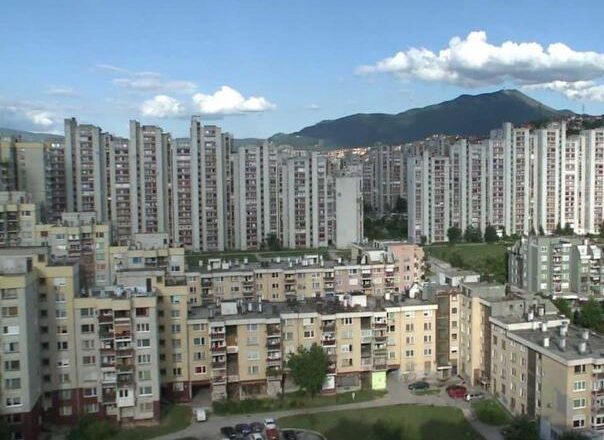 Eksplozija uznemirila stanovnike Alipašinog Polja: Oštećena tri vozila i objekti