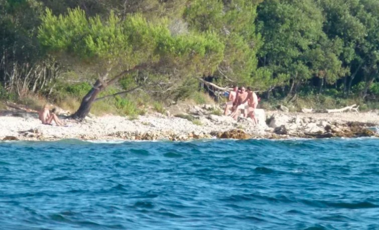 Neprimjereno ponašanje na plaži kod Zadra izazvalo reakcije građana