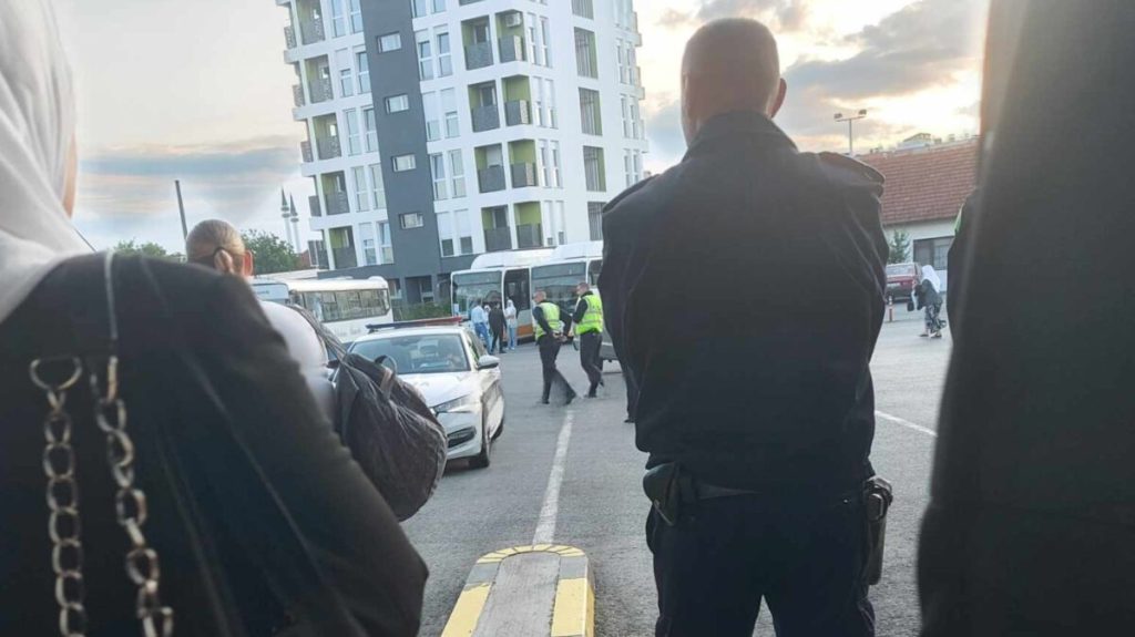Haos u Živinicama: Stotine građana ostalo bez prijevoza za komemoraciju u Potočarima