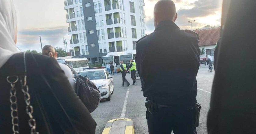 Haos u Živinicama: Stotine građana ostalo bez prijevoza za komemoraciju u Potočarima