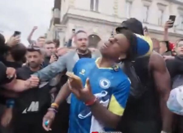 Incident u Sarajevu: IShowSpeed pogođen u glavu, pa mu pao fes