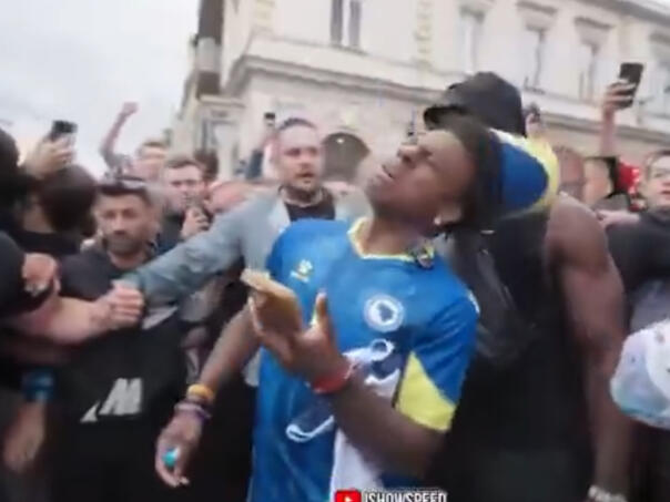 Incident u Sarajevu: IShowSpeed pogođen u glavu, pa mu pao fes