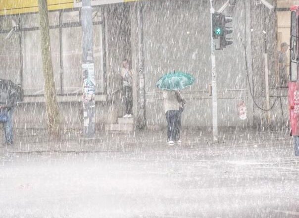 Razorno nevrijeme pogodilo Srbiju: Vjetar ruši krovove, grad pravi štetu – RHMZ izdao hitno upozorenje