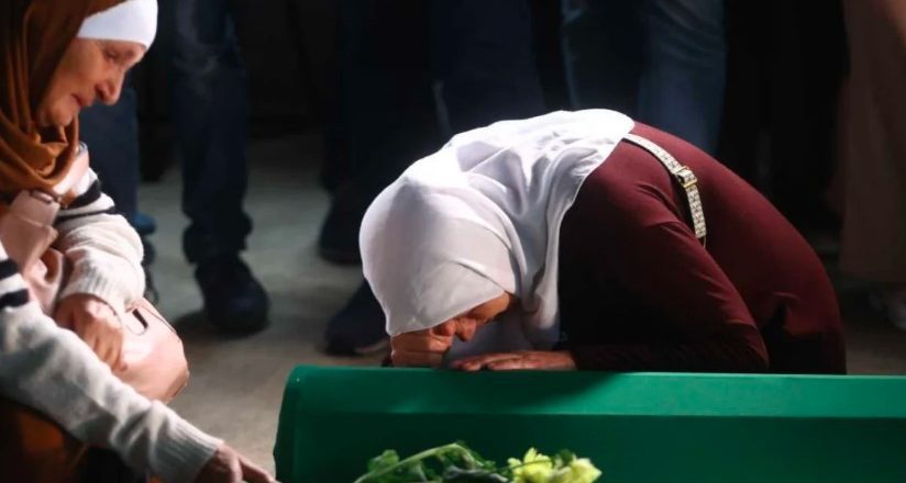 Mevlida ukopava muža Hasiba u Potočarima: “Našli su mu samo dvije kosti, ali želimo da ima mezar”