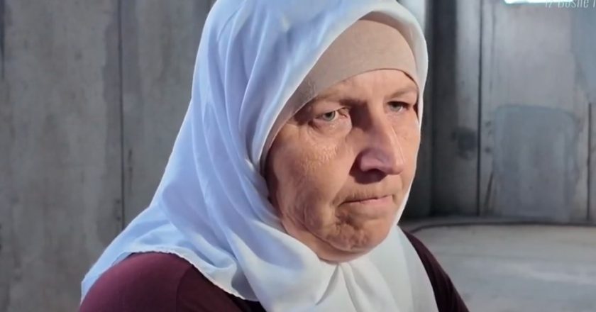 Mirzeta Karić u Potočarima ukopava jednu kost svog oca: “Nakon 30 godina, bar da znamo gdje mu je mezar”