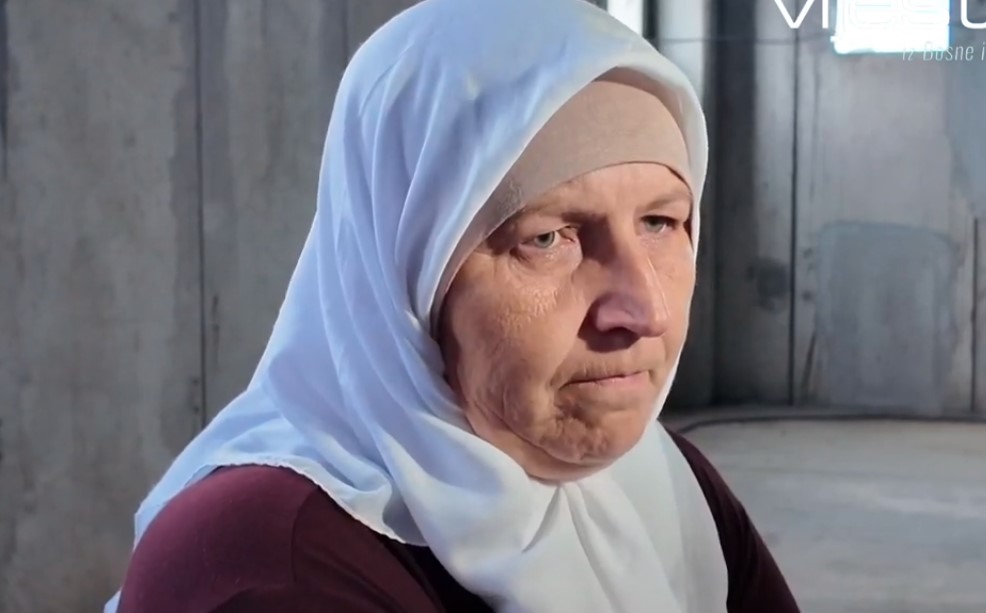 Mirzeta Karić u Potočarima ukopava jednu kost svog oca: "Nakon 30 godina, bar da znamo gdje mu je mezar"