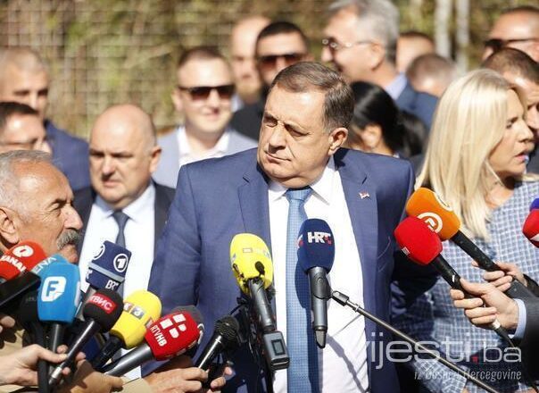 Tajni dogovori u pozadini političke scene: Dodik razmatra povlačenje sa čela SNSD-a?