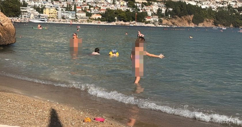 Razočarani roditelji u Omišu: Turistkinja se sunčala u toplesu na plaži punoj djece