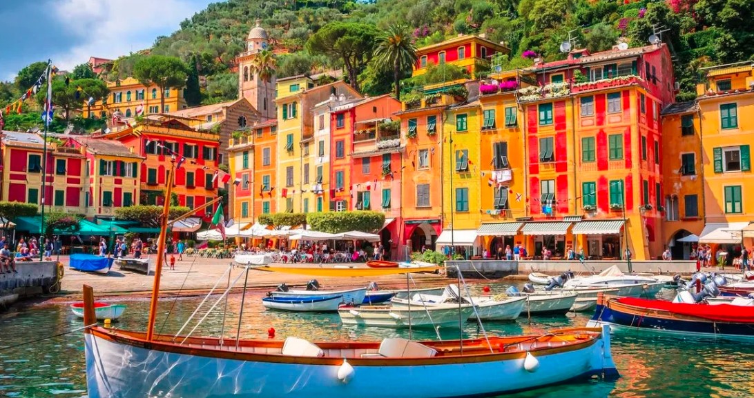 Portofino uvodi stroge zabrane: Kazne i do 500 eura ako hodate bosi, bez majice ili s prtljagom na trgu