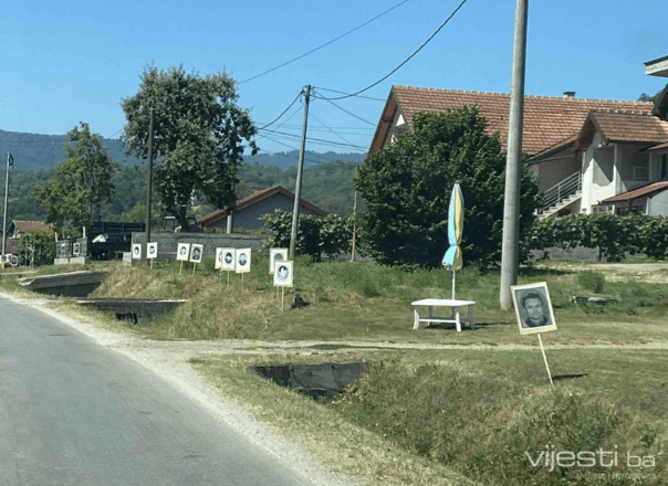 Nove tenzije u Bratuncu uoči 11. jula: Duž puta ka Potočarima postavljene fotografije pripadnika VRS