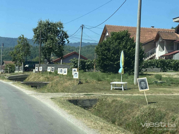 Nove tenzije u Bratuncu uoči 11. jula: Duž puta ka Potočarima postavljene fotografije pripadnika VRS