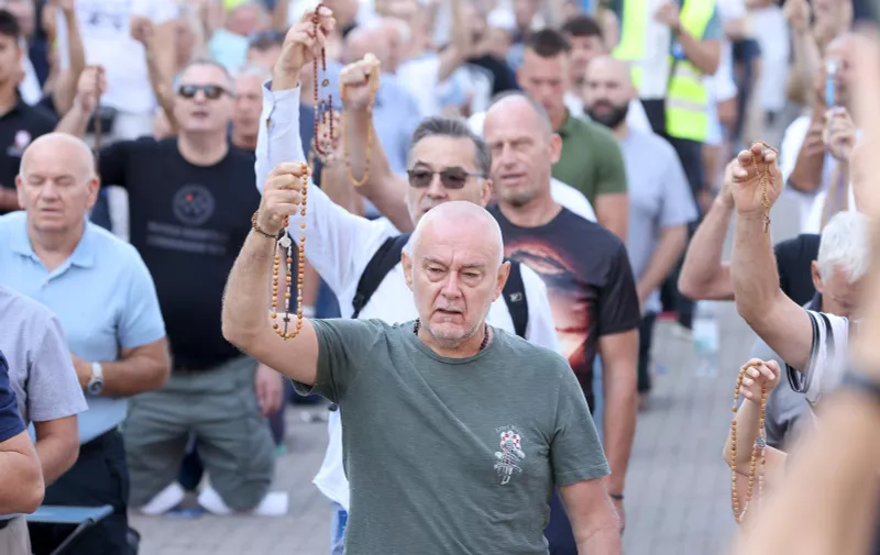 Molitva za vrijeme: Muškarci klečali u Zagrebu i molili za sunce tokom Thompsonovog koncerta
