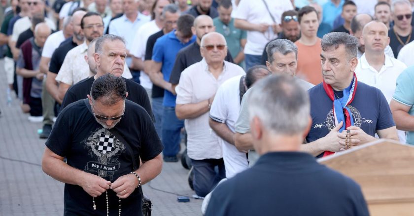 Molitva za vrijeme: Muškarci klečali u Zagrebu i molili za sunce tokom Thompsonovog koncerta