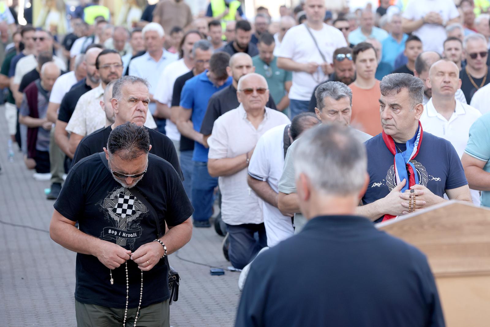 Molitva za vrijeme: Muškarci klečali u Zagrebu i molili za sunce tokom Thompsonovog koncerta