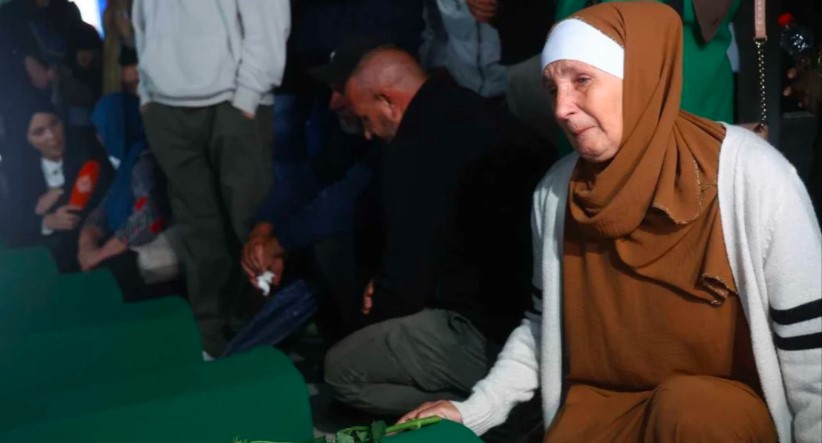 Mevlida ukopava muža Hasiba u Potočarima: "Našli su mu samo dvije kosti, ali želimo da ima mezar"